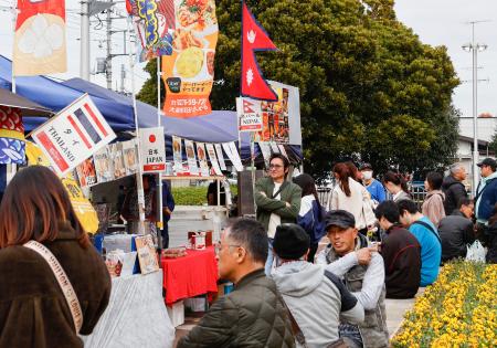 交流イベントで並ぶ屋台と来場者ら＝２３日午後、群馬県大泉町