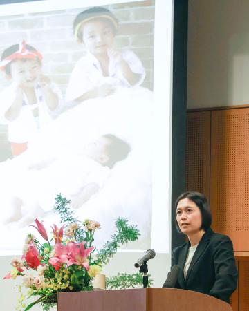 大分市で講演する、事故で幼い子ども３人を亡くした大上かおりさん＝２３日午後