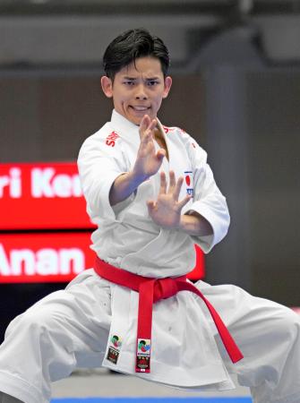 男子個人形決勝　演武する森健司＝東京武道館