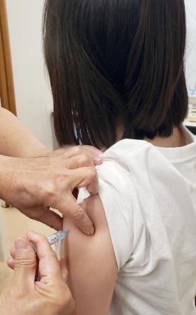 医療機関で行われるＨＰＶワクチン接種の様子＝２０２４年