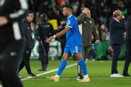 引き分けに終わったエルチェ戦後、厳しい表情でピッチを後にするレアル・マドリードのキリアン・エムバペ＝２３日、エルチェ（ＡＰ＝共同）