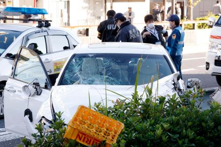 東京都足立区の交通事故現場＝２４日午後２時５２分