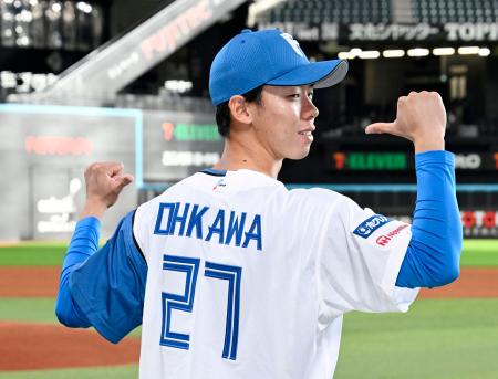 日本ハムの新入団選手発表を終え、ポーズをとる大川慈英投手＝２４日、エスコンフィールド北海道