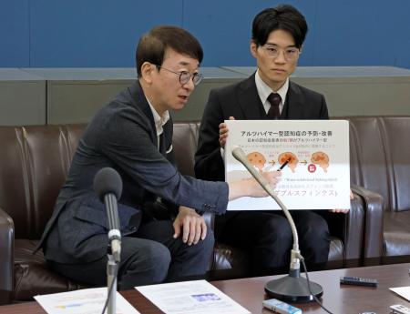 開発したサプリメントについて説明する群馬大の板橋英之教授(左)=9月、群馬県庁