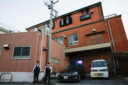 火災のあった菓子工場兼住宅=24日午後、東京都足立区