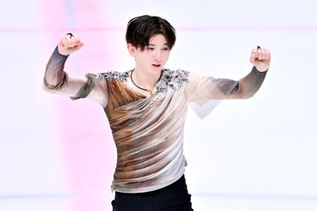 　男子フリーの演技を終え、ガッツポーズする中田璃士＝東京辰巳アイスアリーナ