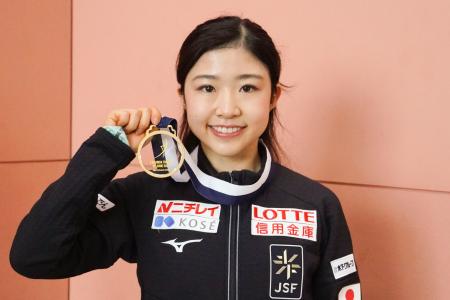 帰国し、撮影に応じるフィギュアスケート女子の千葉百音＝２４日、関西空港