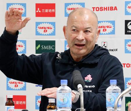 記者会見するラグビー日本代表のジョーンズ・ヘッドコーチ＝２４日、羽田空港
