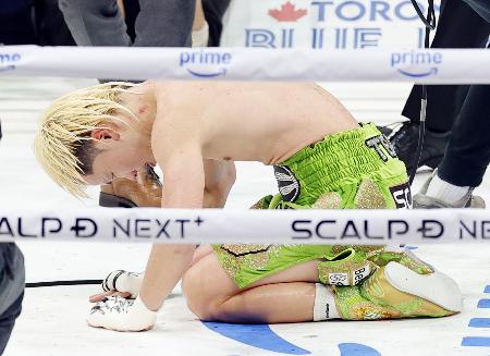 井上拓真に完敗し、リング上で土下座する那須川天心＝トヨタアリーナ東京