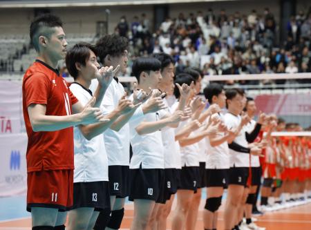 手話で君が代を表現するバレーボール男子日本代表＝１７日、駒沢体育館