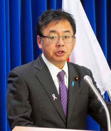 記者会見する上野厚労相＝２５日午前、厚労省