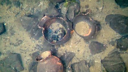 琵琶湖にある葛籠尾崎湖底遺跡で確認された古墳時代中期の土師器の甕（滋賀県提供）