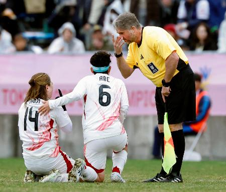 日本―米国　前半、手話を使って日本選手に話しかける主審＝福島県Ｊヴィレッジ