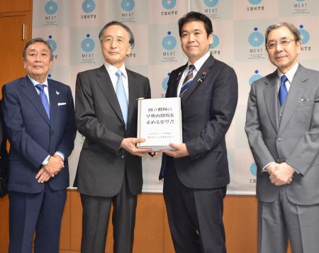 国立劇場の早期開場を求める要望書を、松本文科相（右から２人目）に手渡す人間国宝の片岡仁左衛門さん。左端は中村歌六さん、右端は中村梅玉さん＝２５日午前、文科省