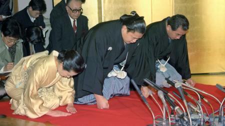 １９９３年１月、大関昇進を伝えられ、決意を述べる貴花田改め貴ノ花（中央）＝東京都中野区