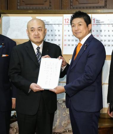 独自に作成した「スパイ防止法案」を参院に提出する参政党の神谷代表（右）＝２５日午後、国会