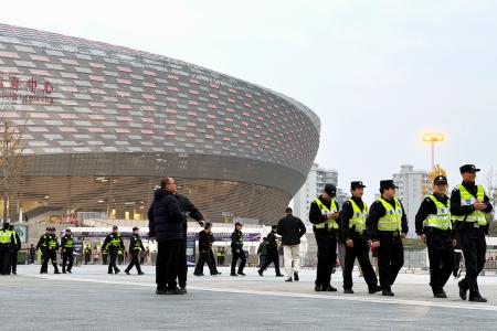 　サッカーＡＣＬＥ１次リーグで広島と成都が対戦するスタジアム周辺を警備する警察官ら＝２５日、中国四川省成都市（共同）