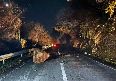 熊本県阿蘇地方で発生した地震で、落石があった県道＝２５日夜、熊本県産山村（同村提供）