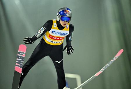 Ｗ杯ジャンプ男子個人第３戦、小林陵侑の跳躍＝２５日、ファルン（ロイター＝共同）