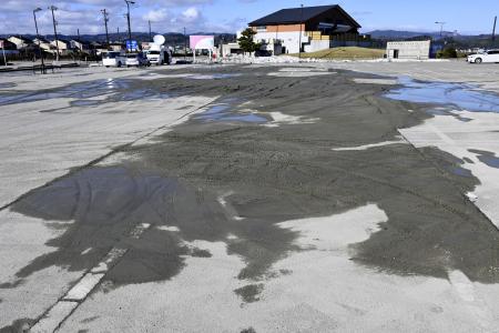 能登半島地震で液状化した、富山県氷見市の道の駅の駐車場＝２０２４年１月