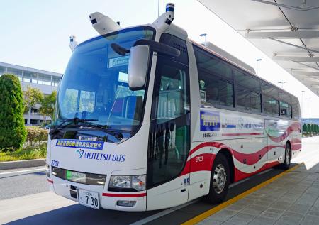 実証実験が行われた自動運転バス＝２６日午前、愛知県常滑市