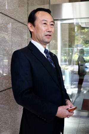 ＮＨＫの責任者と面談後、報道陣の取材に応じる岐阜県の江崎禎英知事＝２６日午前、東京都千代田区