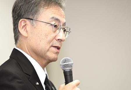 ２５日、記者会見で辞職の意向を表明した福井県の杉本達治知事＝福井県庁