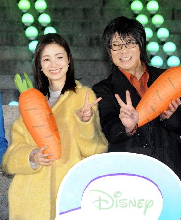 イベントに登場した上戸彩(左)と森川智之=東京都港区