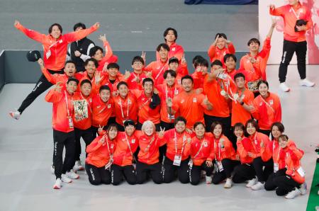 　「東京デフリンピック」の閉会式を前に、記念撮影する日本選手団＝２６日、東京体育館