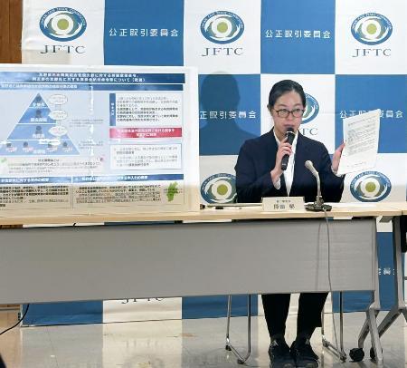 長野県石油商業組合北信支部の独禁法違反への処分について記者会見する公取委幹部＝２６日午後、長野県庁