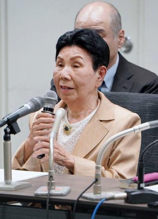 法制審議会部会終了後、取材に応じる袴田ひで子さん＝２６日午後、東京都千代田区