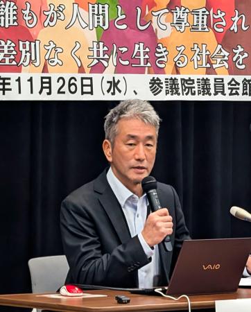 集会で登壇する「在日クルド人と共に」の温井立央代表＝２６日午後、国会