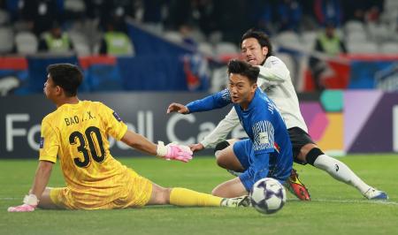 神戸―上海申花　前半、先制ゴールを決める神戸・井手口（右奥）＝上海（ゲッティ＝共同）