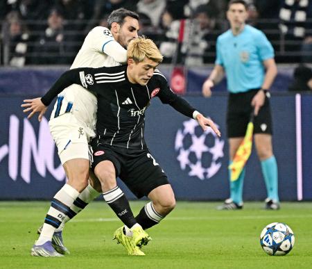 アタランタ戦で競り合うEフランクフルトの堂安(右)=フランクフルト(共同)