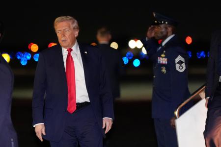 米フロリダ州の空港に到着したトランプ大統領＝２５日（ＡＰ＝共同）