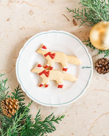 　「カフェ　キツネ」青山店限定で提供されているクリスマス仕様の「キツネサブレ」（提供写真）