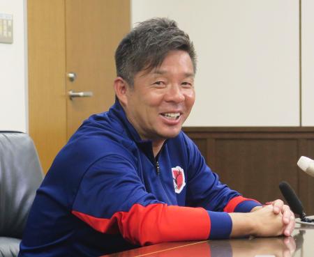 取材に応じるＪ１鹿島の鬼木監督＝２７日、茨城県鹿嶋市