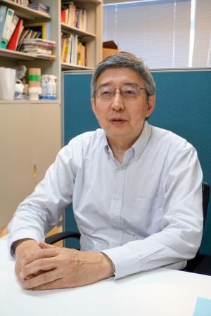 取材に応じる坂口剛正広島大教授=9月、広島市南区
