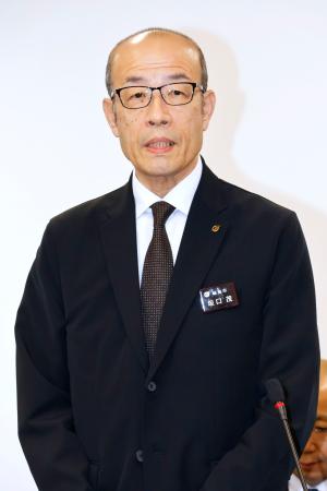 記者会見する石川県輪島市の坂口茂市長＝２７日午前、輪島市役所