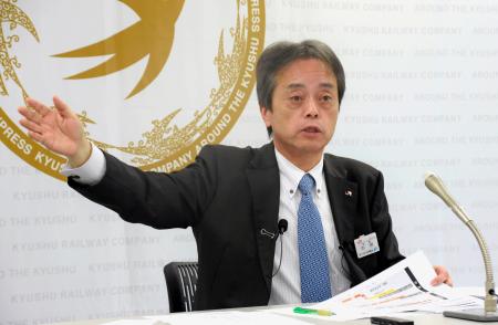記者会見するＪＲ九州の古宮洋二社長＝２７日午後、福岡市