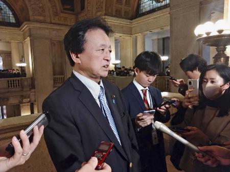 ３月、取材に応じる渡辺周氏＝国会