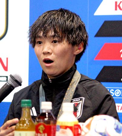 東京デフリンピックのサッカー女子で銀メダルを獲得し、報告会で心境を語る主将の伊東美和=27日、東京都文京区