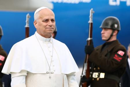 ２７日、トルコの首都アンカラの空港に到着し、歓迎式典に臨むローマ教皇レオ１４世（ロイター＝共同）