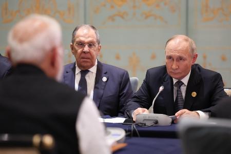 中国・天津でインドのモディ首相と会談したロシアのプーチン大統領（奥右）とラブロフ外相（同左）＝９月１日（ロシア大統領府提供・タス＝共同）