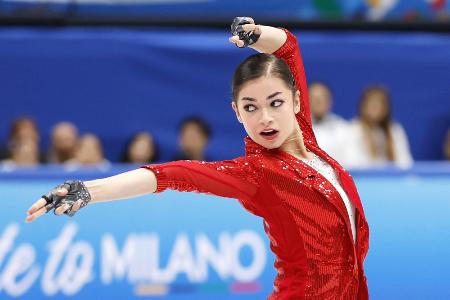 演技するアデリア・ペトロシャン（共同）