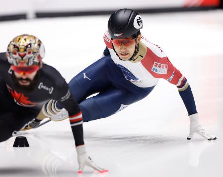 男子５００メートル予選　滑走する吉永一貴＝ドルドレヒト（共同）