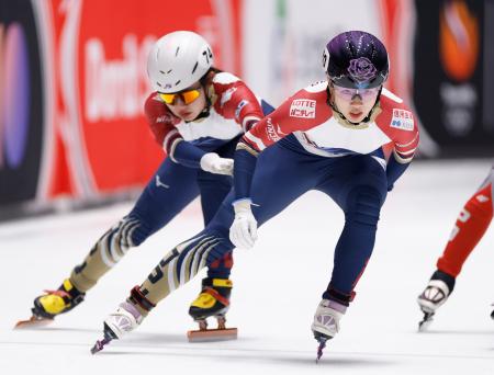 女子3000メートルリレー予選 金井莉佳(奥)からタッチを受ける中島未莉=ドルドレヒト(共同)