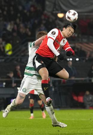 セルティック戦の後半、競り合うフェイエノールトの上田(手前)=ロッテルダム(共同)