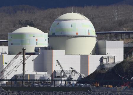 北海道泊村の北海道電力泊原発３号機（右）＝４月