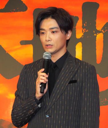 　決意を語る井上芳雄＝東京都港区